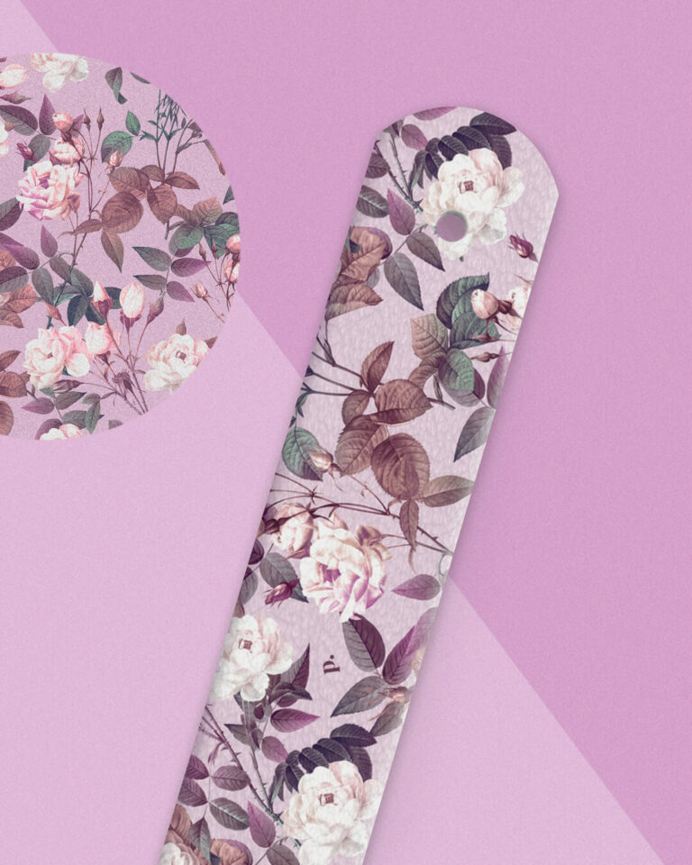 PupOn mit rosa Rosen und lila Hintergrund