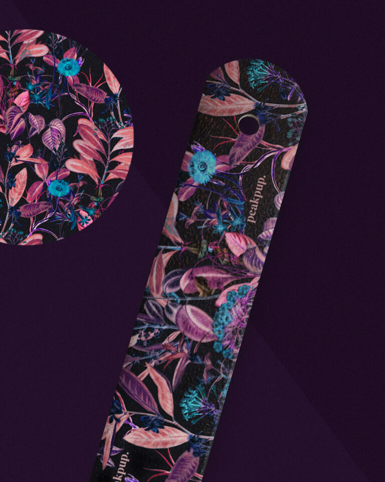 PupOn mit poppigen Blüten und schwarzem Hintergrund